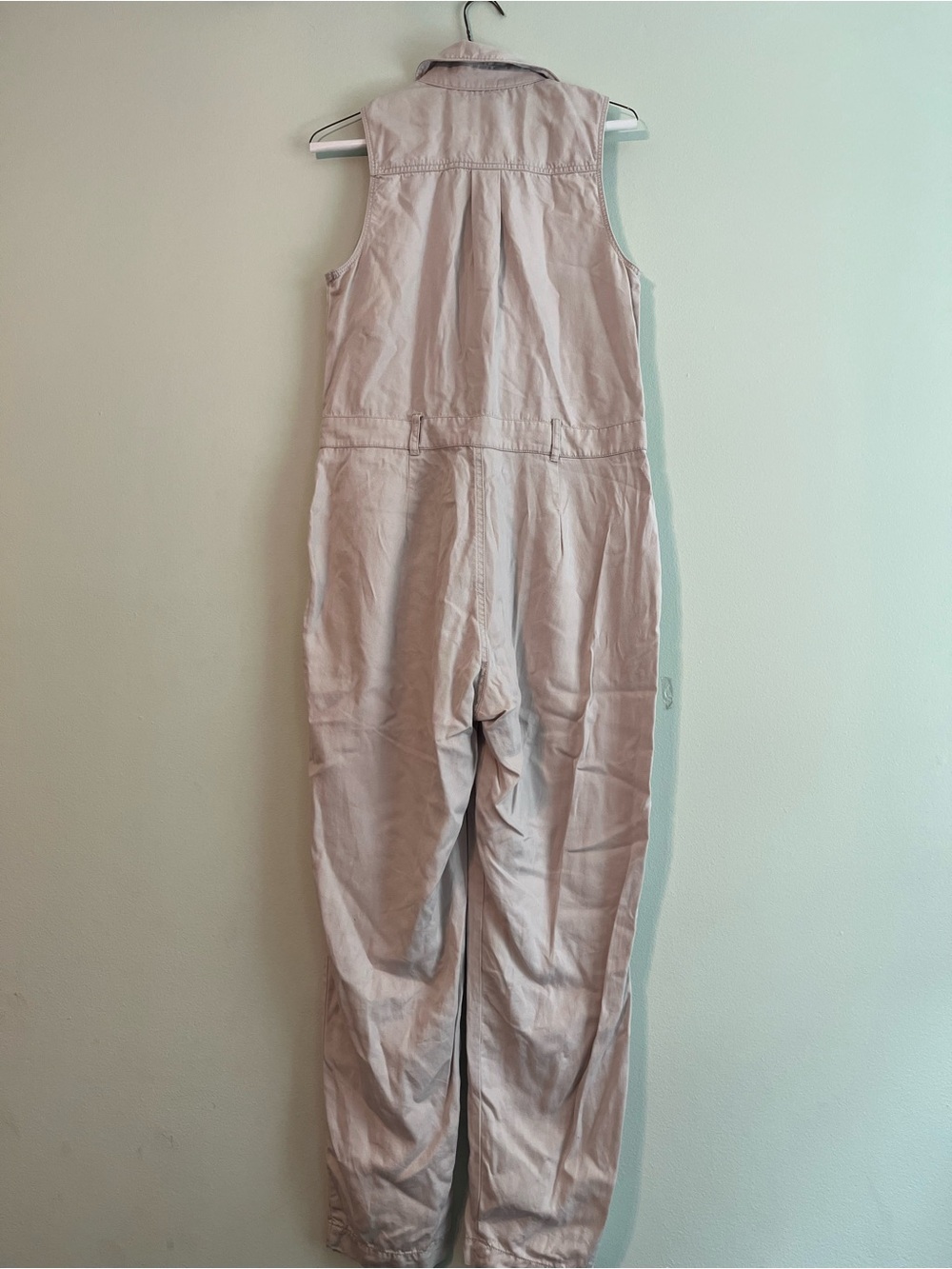 Abercrombie & Fitch Sleeveless Zip-Front Utility Jumpsuit in Light Beige - Picture 6 of 10